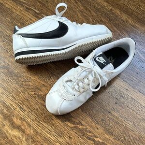 Nike White and Black Sneakers